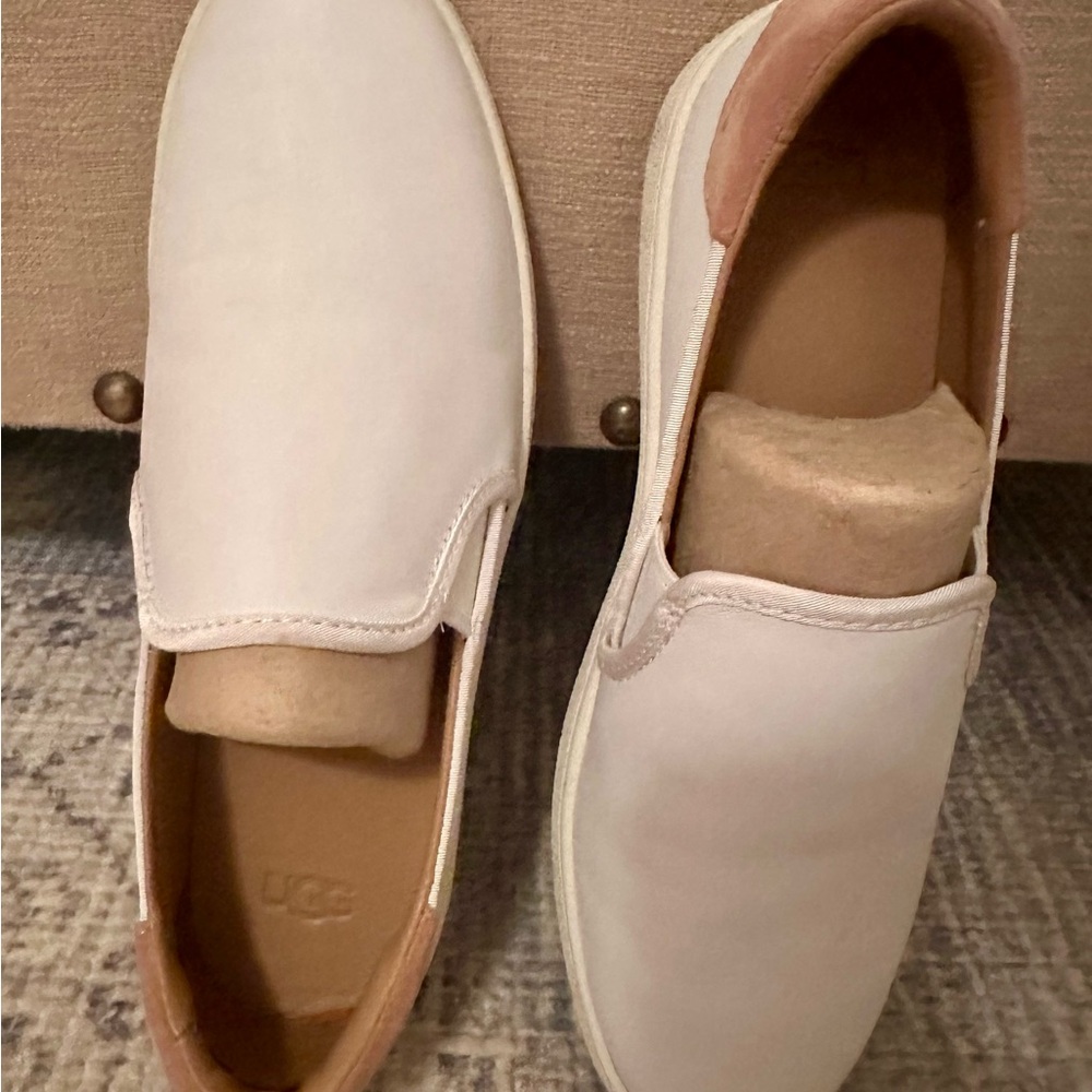 UGG Women's Slip-On Cas White Leather Sneakers size 9 great condition - Picture 6 of 11